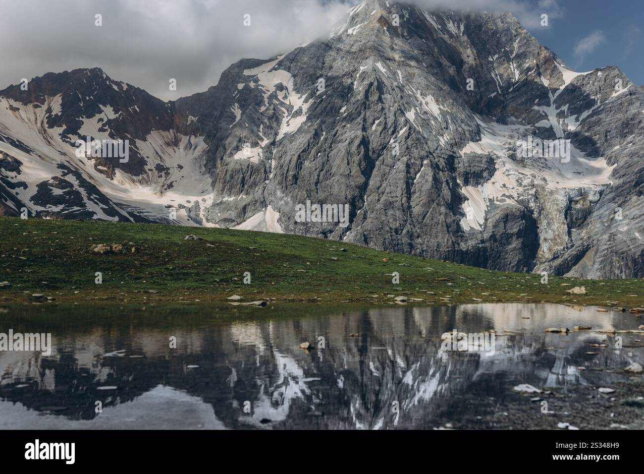 Reflet des Alpes italiennes dans un lac de montagne, créant une vue panoramique imprenable. Photo de haute qualité Banque D'Images