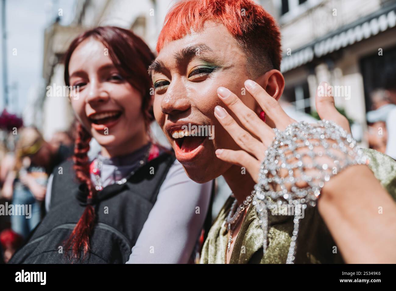 Les participants joyeux posent lors de la passionnante parade Pride of London 24 Banque D'Images