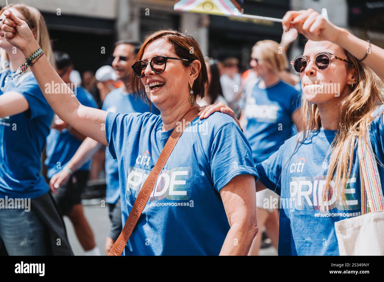 Joyeux groupe de personnes célébrant l'égalité et l'unité lors de l'événement Pride of London 24 Parade Banque D'Images