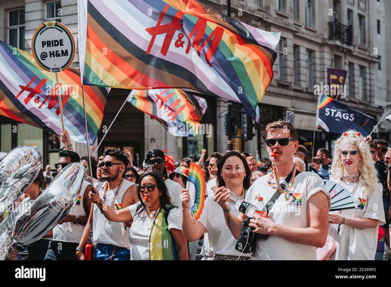 H&M célébrant à la Pride of London 24 Parade Banque D'Images