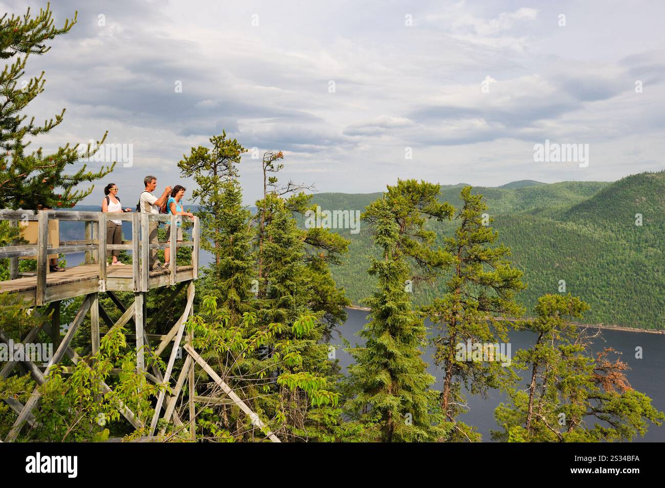 Plate-forme d'observation au-dessus de la baie éternelle, parc national du Saguenay, district rivière-éternite, province de Québec, Canada, Amérique du Nord Banque D'Images