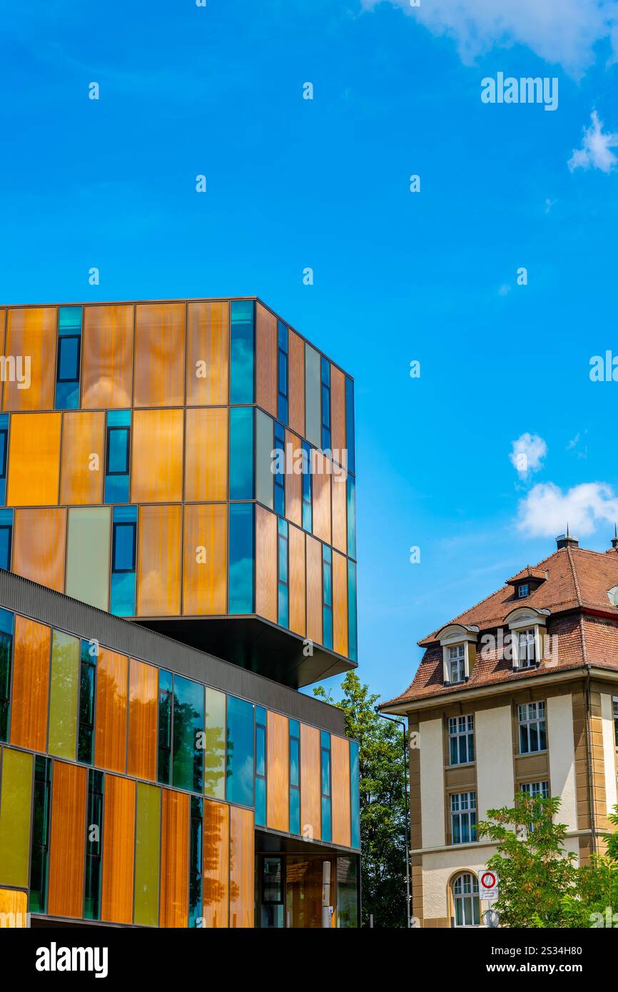 Beau bâtiment moderne et une vieille maison avec fenêtre dans une journée d'été ensoleillée dans la ville de Fribourg, Canton Fribourg, Suisse. Banque D'Images