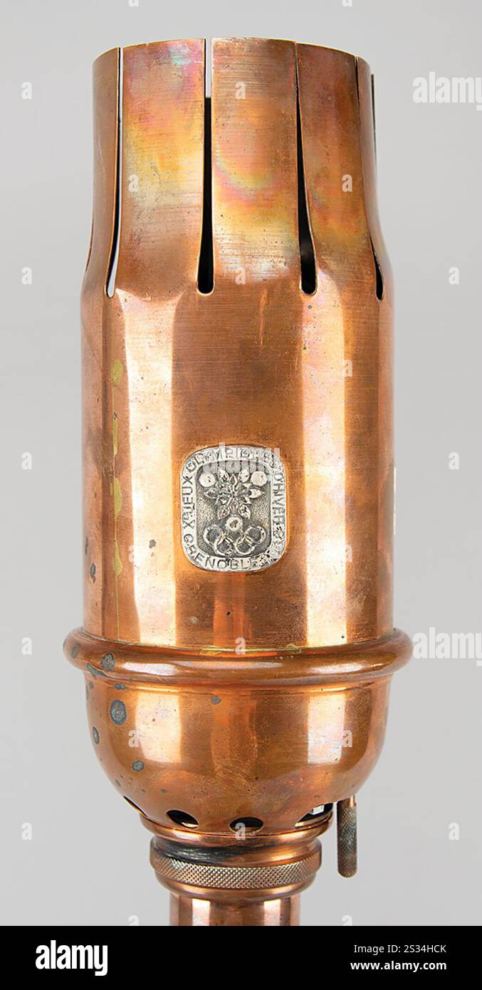 Boston, Massachusetts, États-Unis. 8 janvier 2025. Torche des Jeux Olympiques d'hiver de Grenoble 1968 maintenant à : $27 500 (4 soumissions) estimation : $150,000. (Crédit image : © RR Auction/ZUMA Press Wire) USAGE ÉDITORIAL SEULEMENT! Non destiné à UN USAGE commercial ! Banque D'Images