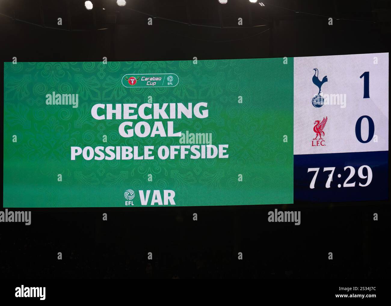 Londres, Royaume-Uni. 8 janvier 2025. L'écran indique qu'un contrôle VAR est en place, suivi d'une annonce de l'arbitre Stuart Attwell (absent de la photo) indiquant que l'attaquant Dominic Solanke (19 ans) de Tottenham Hotspur était hors-jeu lors du match de la Carabao Cup au Tottenham Hotspur Stadium, à Londres. Le crédit photo devrait se lire : Ian Stephen/Sportimage crédit : Sportimage Ltd/Alamy Live News Banque D'Images