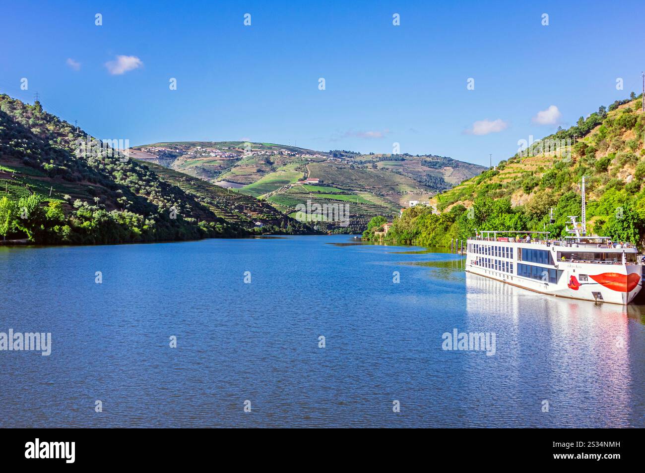 Amarrage d'un bateau de croisière fluviale sur le Douro, près de la ville de Pinhao, Portugal Banque D'Images