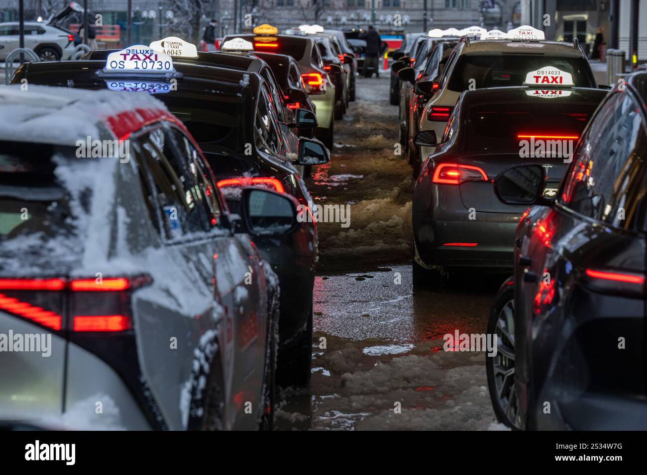 Oslo 20250108. Le gouvernement norvégien introduit des prix maximaux temporaires pour héler les taxis dans la rue ou aux arrêts à partir du 15 janvier 2025. La mesure vise à empêcher les clients de taxi dans les zones centrales de recevoir des prix déraisonnables et imprévisibles pour leurs trajets en taxi. Photo : Heiko Junge / NTB Banque D'Images