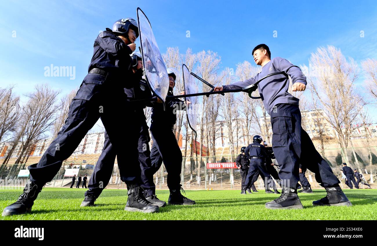 ZHANGYE, CHINE - 8 JANVIER 2025 - Une équipe SWAT participe à une compétition de combat et d'entraînement physique de la police sur un terrain d'entraînement de la se publique Banque D'Images