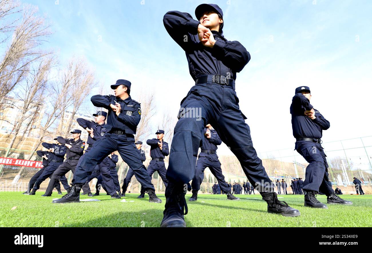 ZHANGYE, CHINE - 8 JANVIER 2025 - Une équipe SWAT participe à une compétition de combat et d'entraînement physique de la police sur un terrain d'entraînement de la se publique Banque D'Images