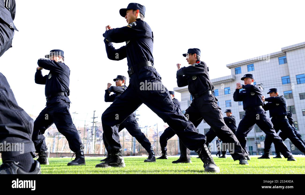 ZHANGYE, CHINE - 8 JANVIER 2025 - Une équipe SWAT participe à une compétition de combat et d'entraînement physique de la police sur un terrain d'entraînement de la se publique Banque D'Images