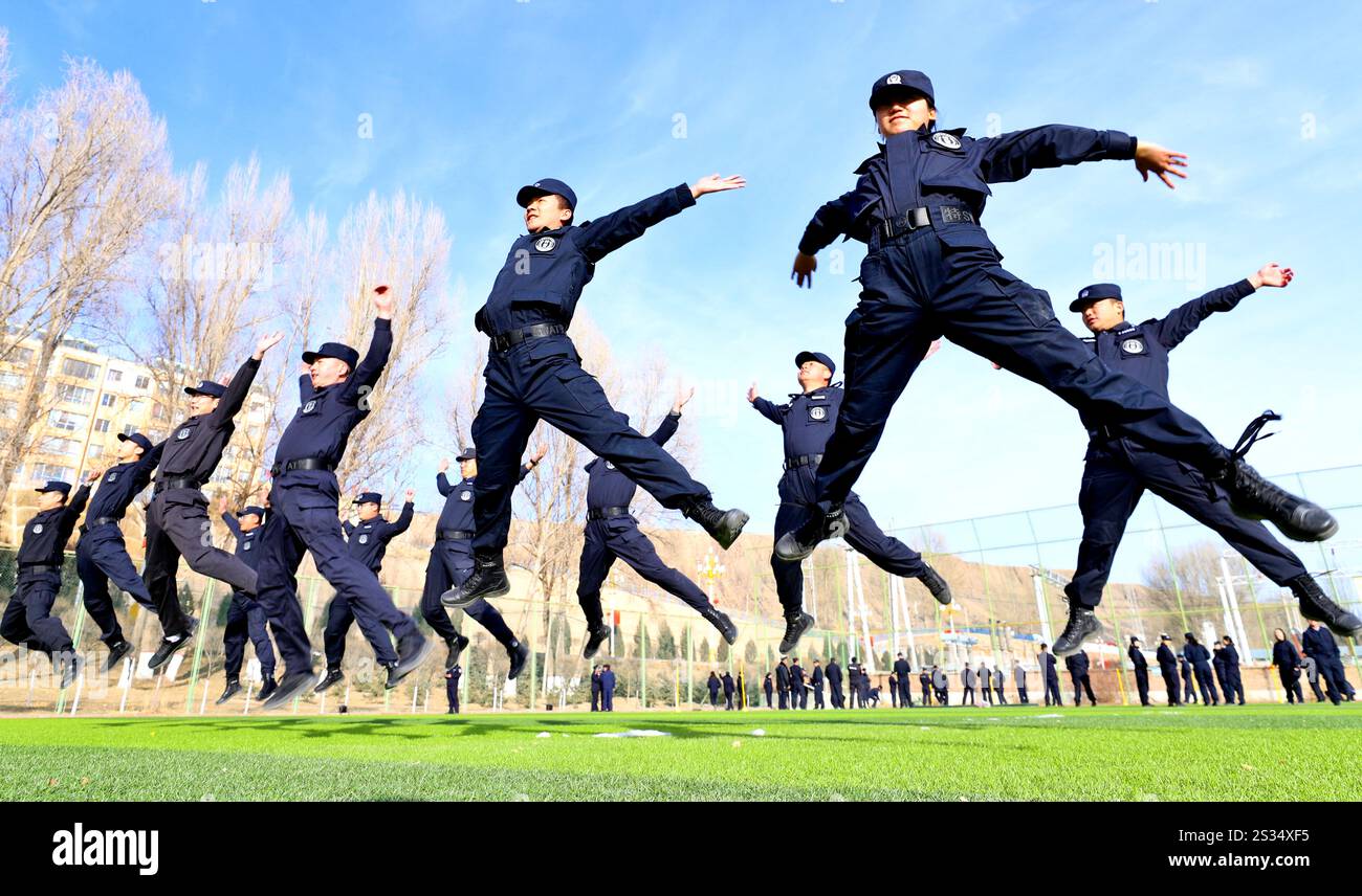 ZHANGYE, CHINE - 8 JANVIER 2025 - Une équipe SWAT participe à une compétition de combat et d'entraînement physique de la police sur un terrain d'entraînement de la se publique Banque D'Images