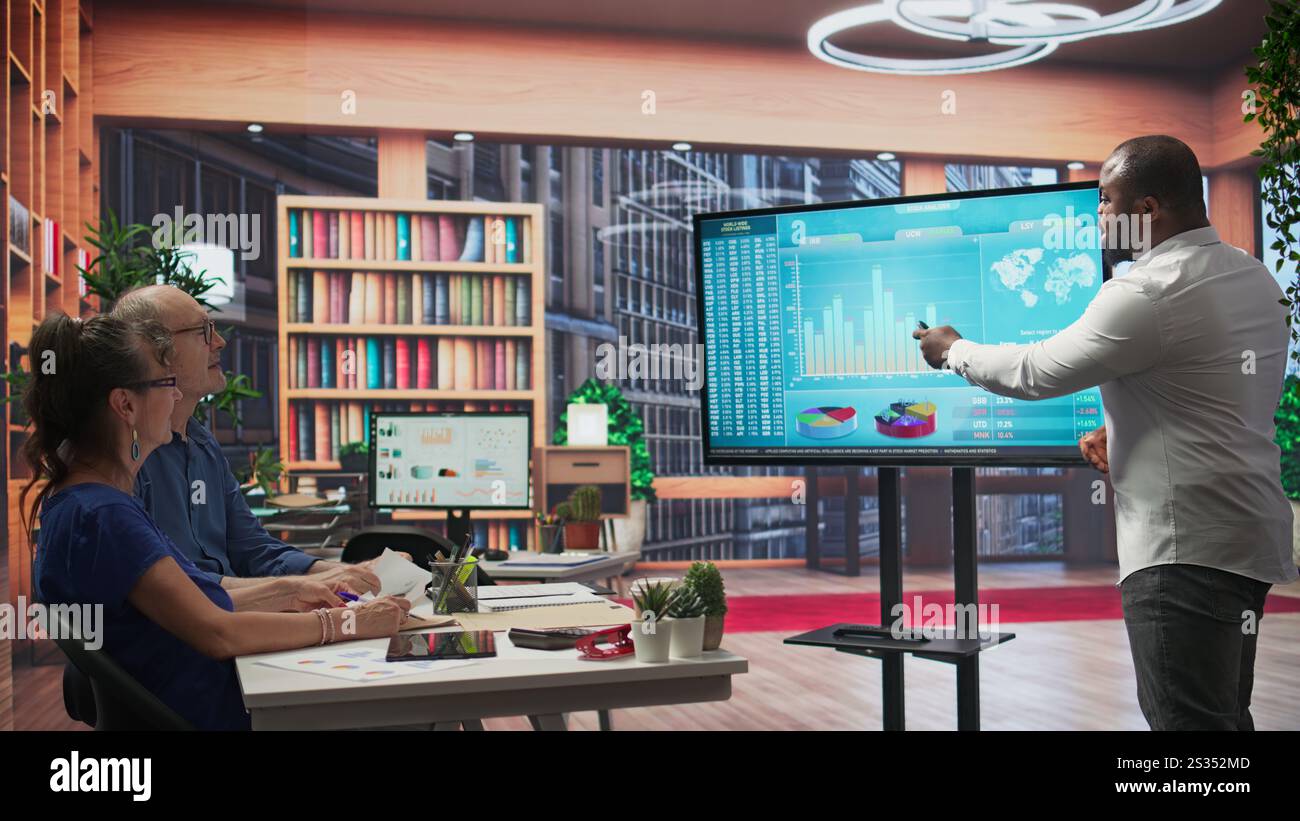 Couple de personnes âgées discutant des plans de retraite avec un planificateur financier, couvrant la stratégie d'épargne et les options de retraite. Les personnes d'âge moyen qui cherchent à investir pour sécuriser leur budget. Caméra B. Banque D'Images