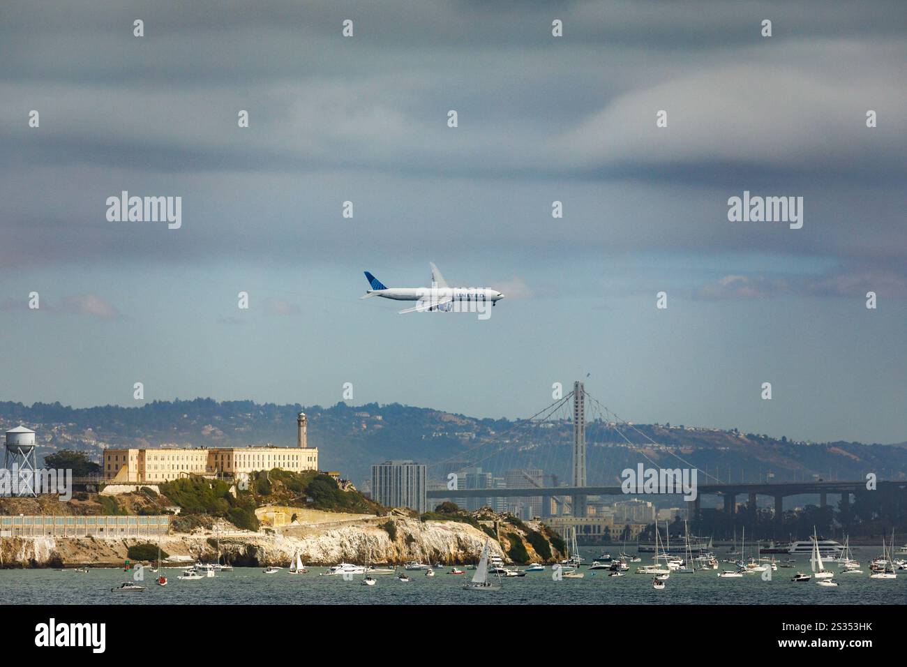 San Francisco, États-Unis - 13 octobre 2024 : salon aérien Fleetweek United Airlines 747 jumbo jet passe bas au-dessus de l'île d'Alcatraz Banque D'Images