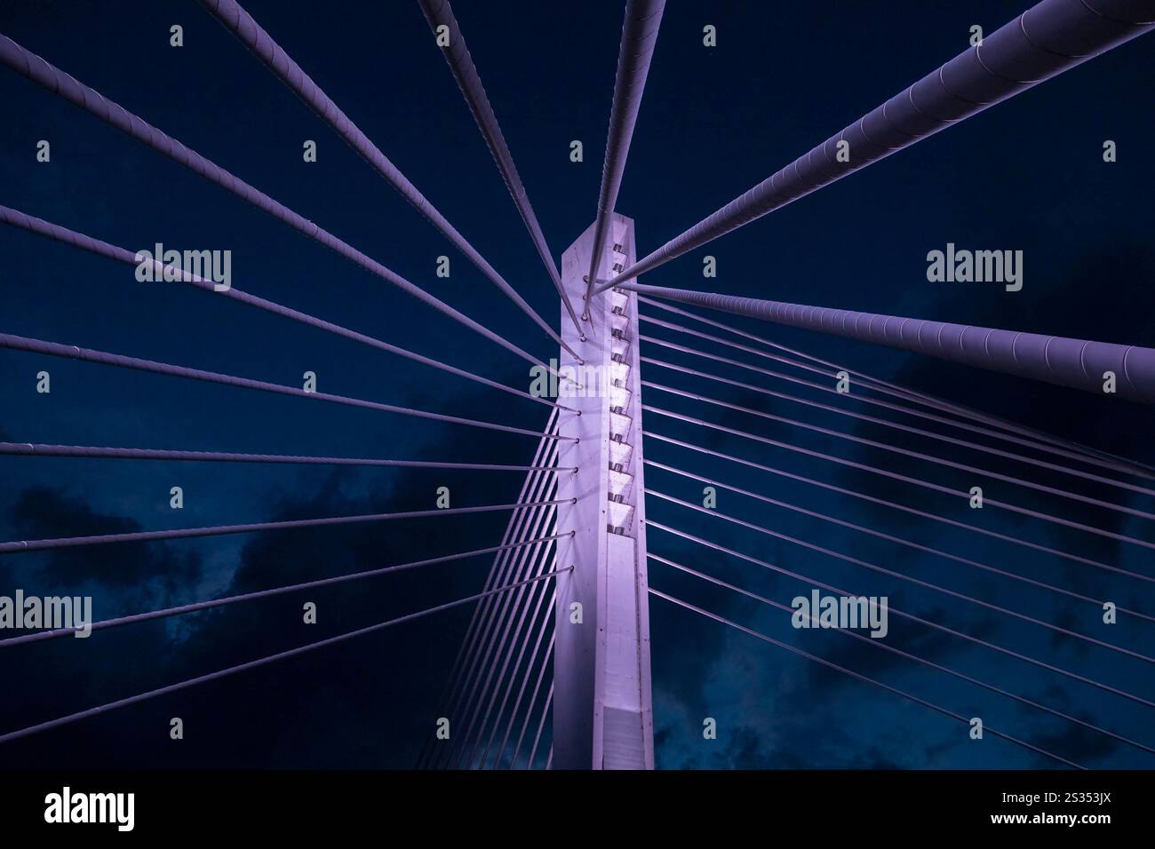Landmark Millennium Bridge Podgorica la nuit, capitale du Monténégro, pont à haubans sur la rivière Moraca, Monténégro Banque D'Images
