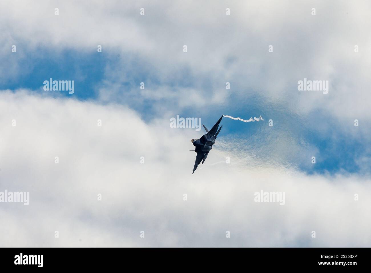 F-22 Jet Figther effectue des acrobaties à grande vitesse Banque D'Images F-22 Jet Figther effectue des acrobaties à grande vitesse Banque D'Images