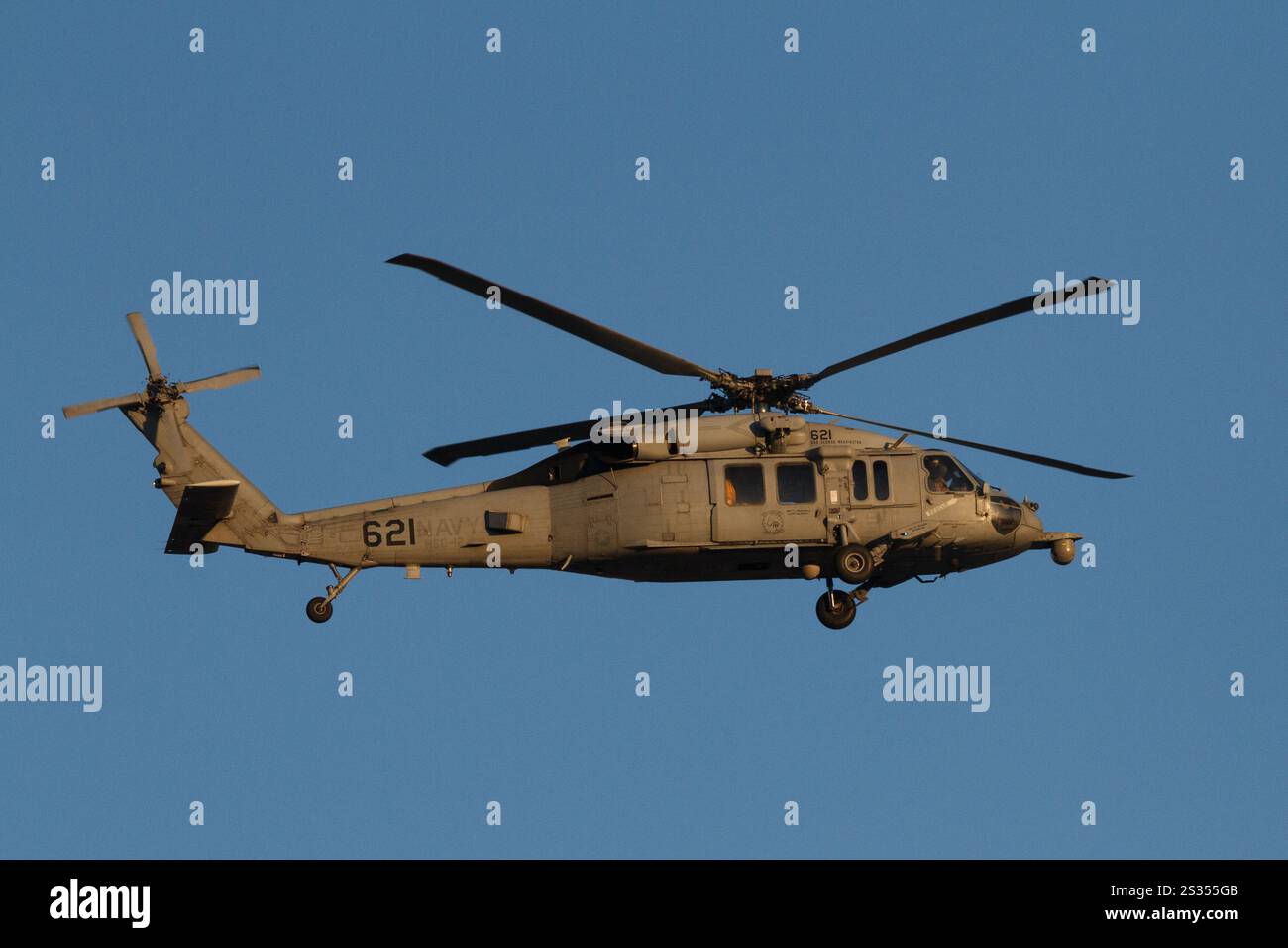 Sikorsky SH-60 Seahawk avec l'US Navy Helicopter Sea combat Squadron 12 (HSC-12), connu sous le nom de « Golden Falcons » volant près de la base aérienne Naf Atsugi, au Japon Banque D'Images