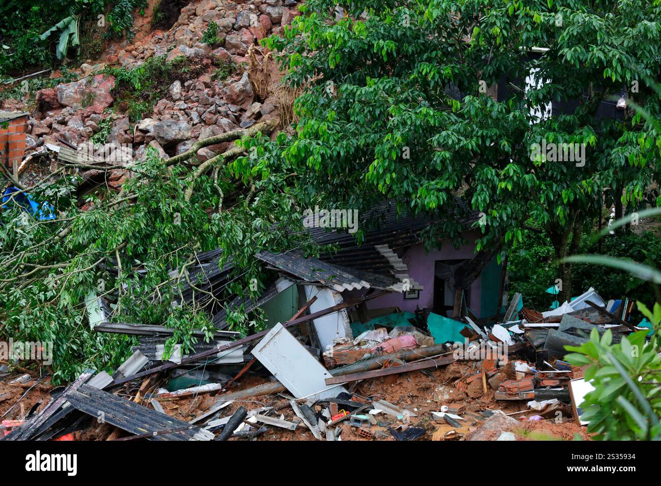 Une maison est endommagée par un glissement de terrain causé par de fortes pluies sur la côte sud-est de Guaruja, dans l'État de Sao Paulo, au Brésil. Banque D'Images