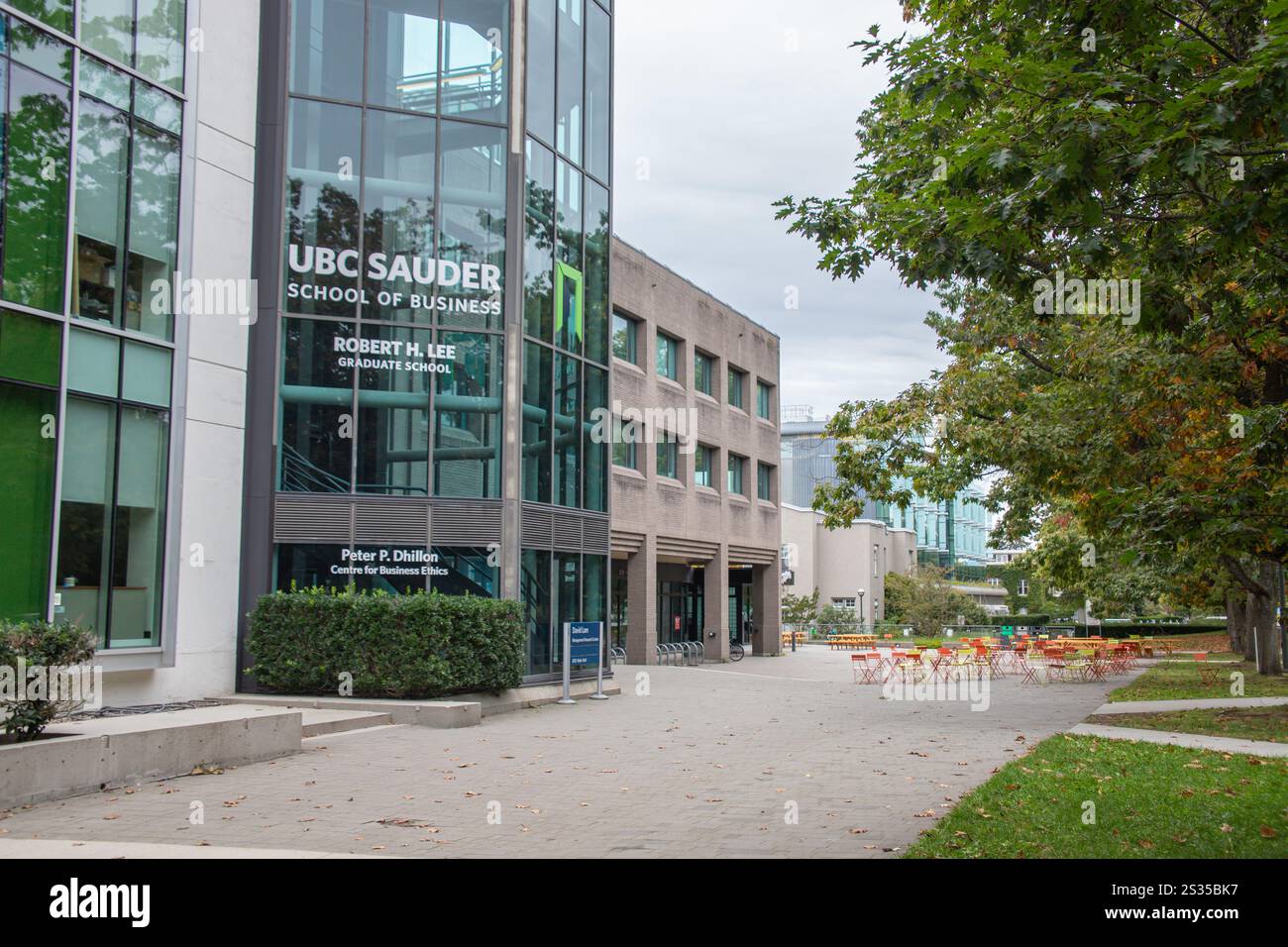 Vue extérieure moderne de la Sauder School of Business de l'Université de la Colombie-Britannique, avec de grandes fenêtres en verre, des places à l'extérieur et de la verdure environnante sur le campus. Banque D'Images