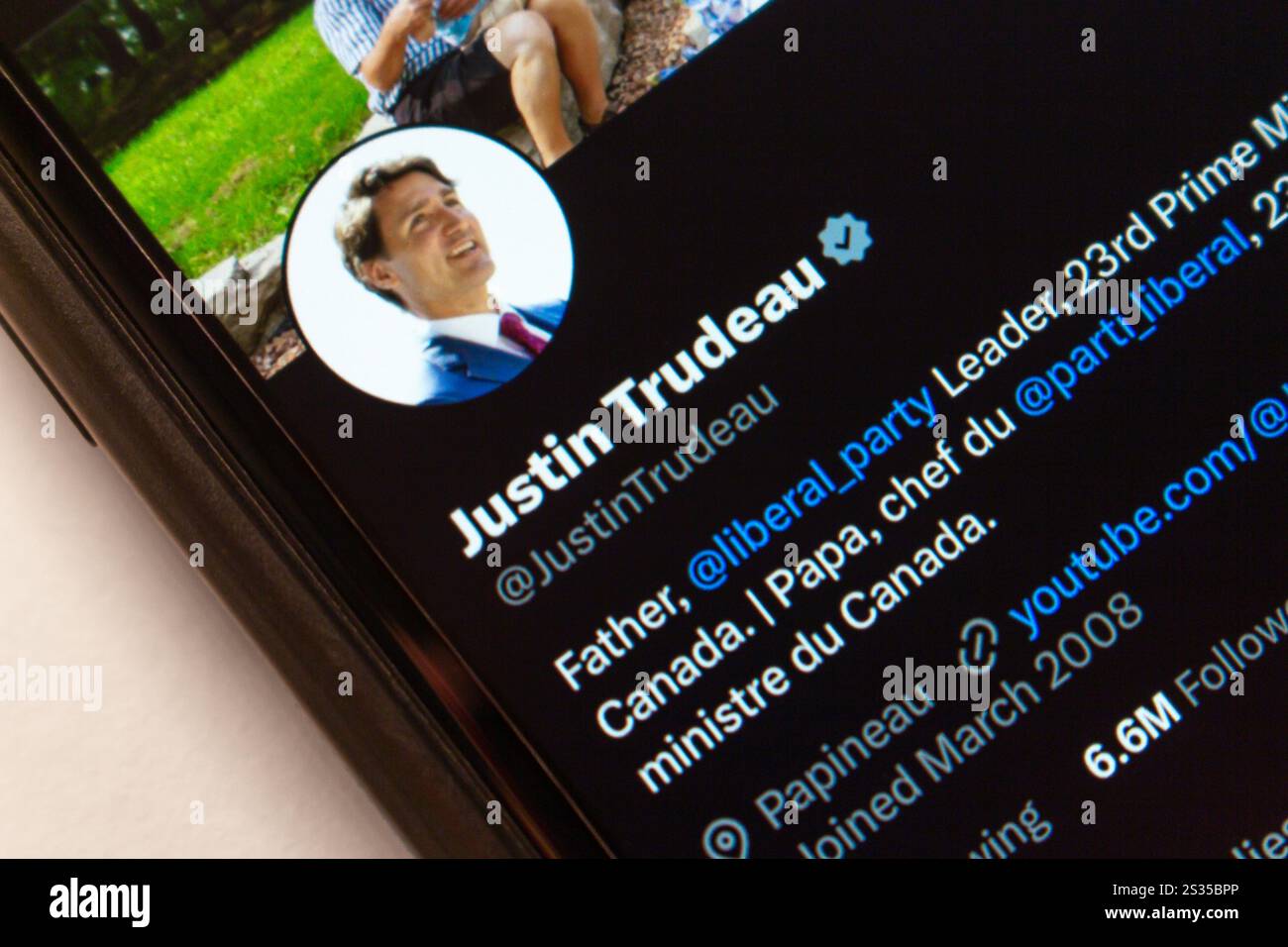 Mexico, MEXIQUE - 7 janvier 2025 : écran de smartphone affichant le profil Justin Trudeau sur l'application X. Banque D'Images