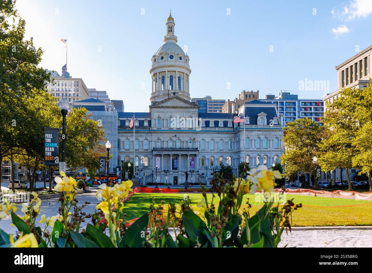 War Memorial Plaza et Baltimore City Hall dans le centre-ville de Baltimore, Maryland, États-Unis Banque D'Images