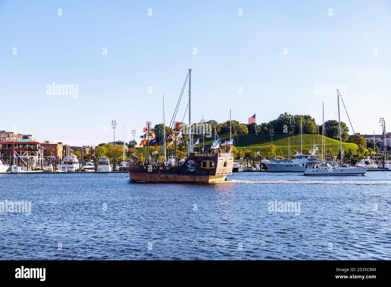 Bateau d'excursion dans le port intérieur, Federal Hill et Inner Harbor Marina à Baltimore, Maryland, États-Unis Banque D'Images