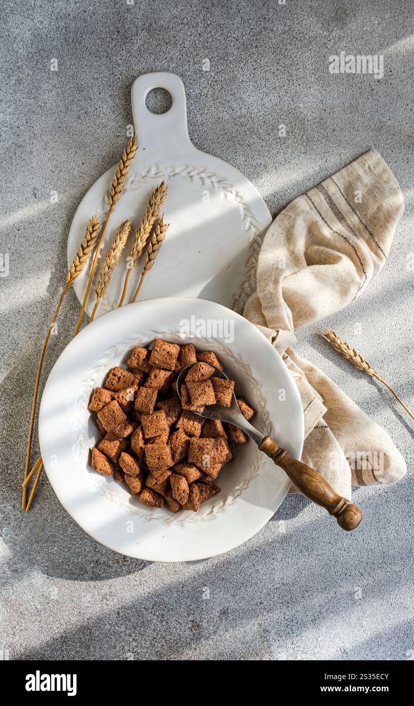 Céréales de blé au chocolat dans un bol Banque D'Images