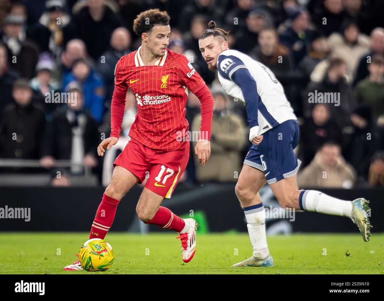 Londres, Royaume-Uni. 8 janvier 2025. Le défenseur de Tottenham Hotspur Radu Drăgușin (6 ans), le milieu de terrain de Liverpool Curtis Jones (17 ans) lors du match de la Carabao Cup au Tottenham Hotspur Stadium, à Londres. Le crédit photo devrait se lire : Ian Stephen/Sportimage crédit : Sportimage Ltd/Alamy Live News Banque D'Images