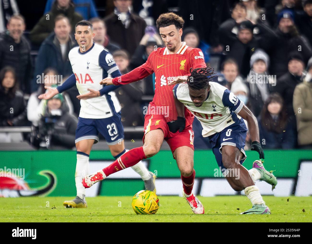 Londres, Royaume-Uni. 8 janvier 2025. Le milieu de terrain de Liverpool Curtis Jones (17 ans) affronte le milieu de terrain de Tottenham Hotspur Yves Bissouma (8 ans) lors du match de la Carabao Cup au Tottenham Hotspur Stadium, à Londres. Le crédit photo devrait se lire : Ian Stephen/Sportimage crédit : Sportimage Ltd/Alamy Live News Banque D'Images