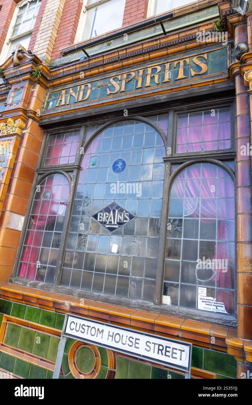 Cardiff pays de Galles - 6 août 2024 : scène de rue de la ville détail gros plan de la façade du pub Golden Cross et brasserie Brains sur Custom House Street. Banque D'Images