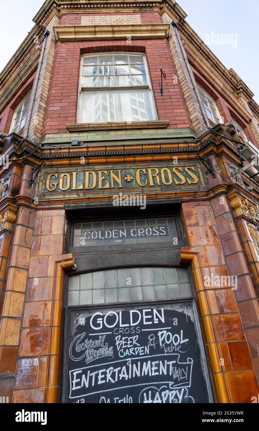 Cardiff pays de Galles - 6 août 2024 : scène de rue de la ville détail gros plan de la façade du pub Golden Cross et brasserie Brains sur Custom House Street. Banque D'Images