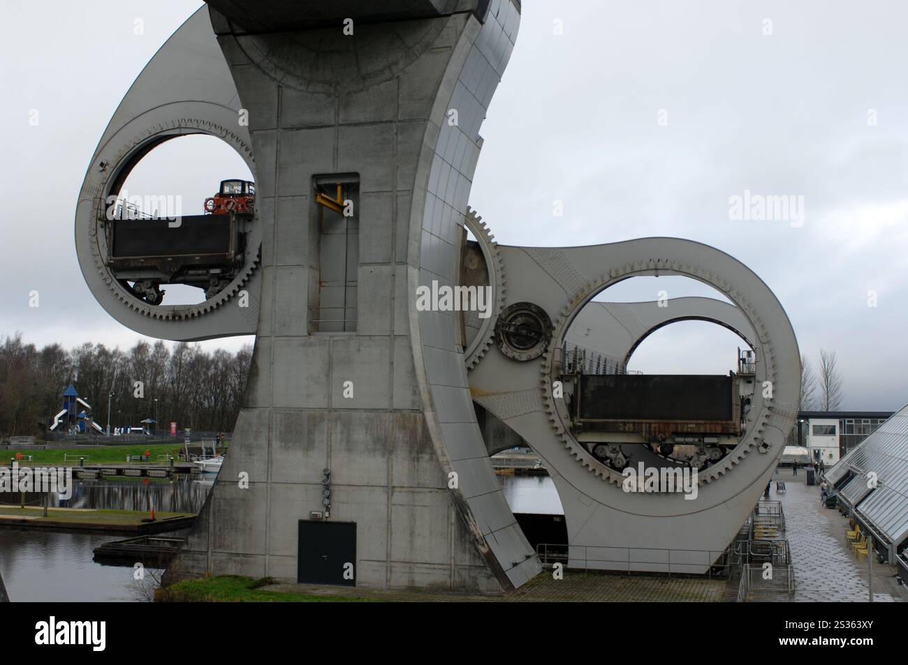 La roue de Falkirk tournant pour déplacer le bateau du canal au sommet du canal, Falkirk, Écosse, Royaume-Uni. Banque D'Images