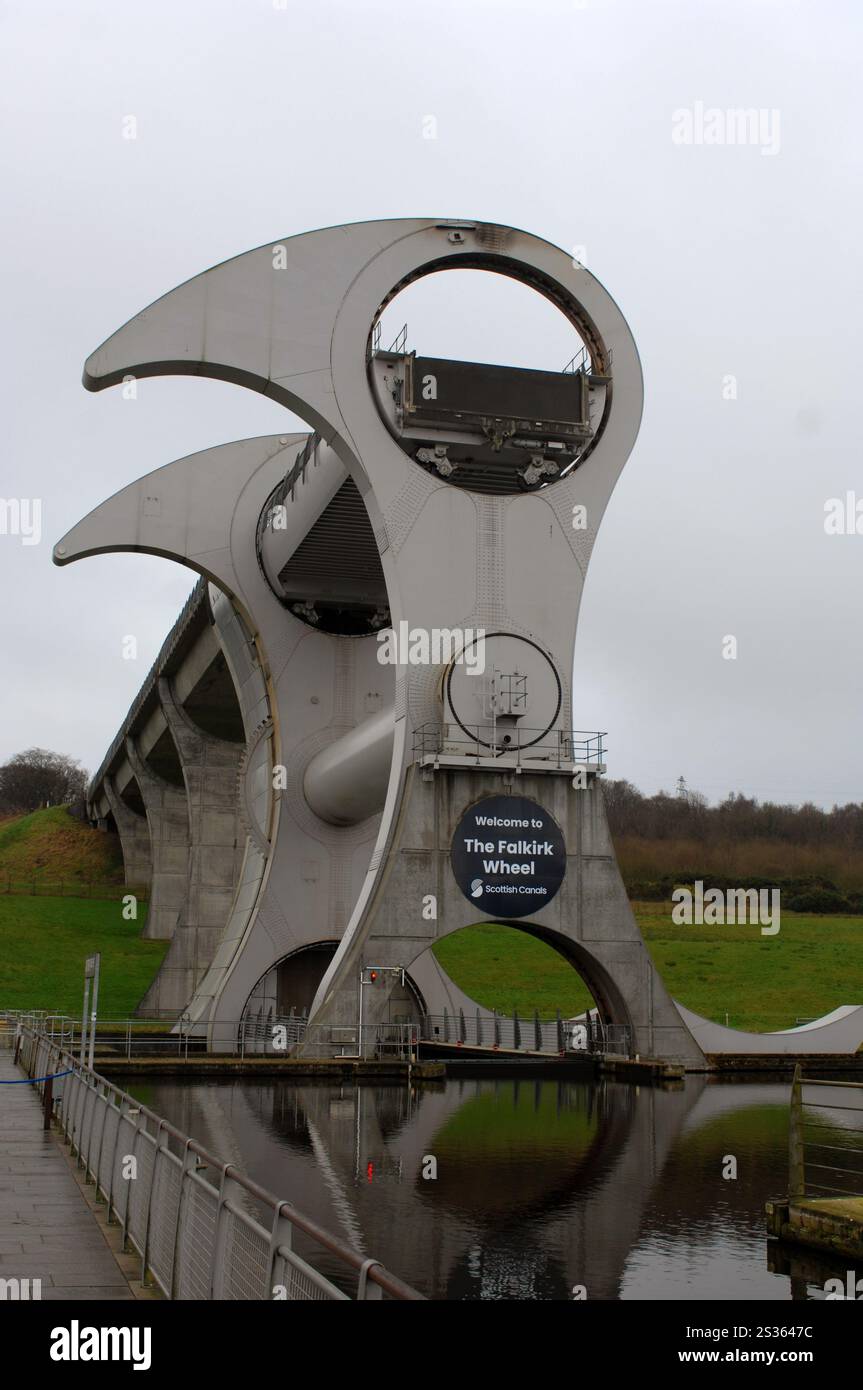 La roue de Falkirk tournant pour déplacer le bateau du canal au sommet du canal, Falkirk, Écosse, Royaume-Uni. Banque D'Images