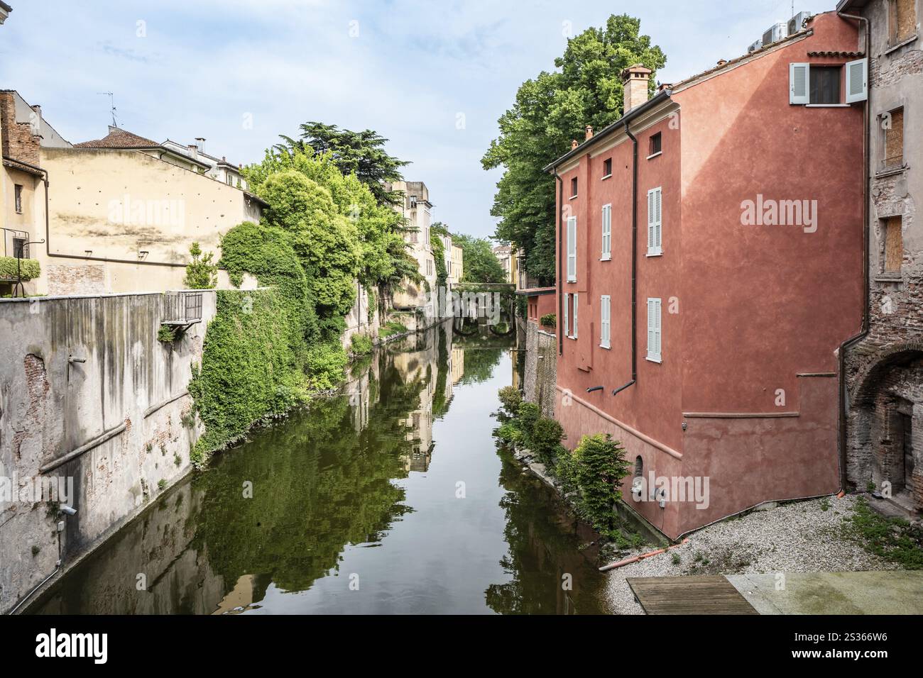 Canal dans le centre historique de la ville, Mantoue, Italie, Europe Banque D'Images