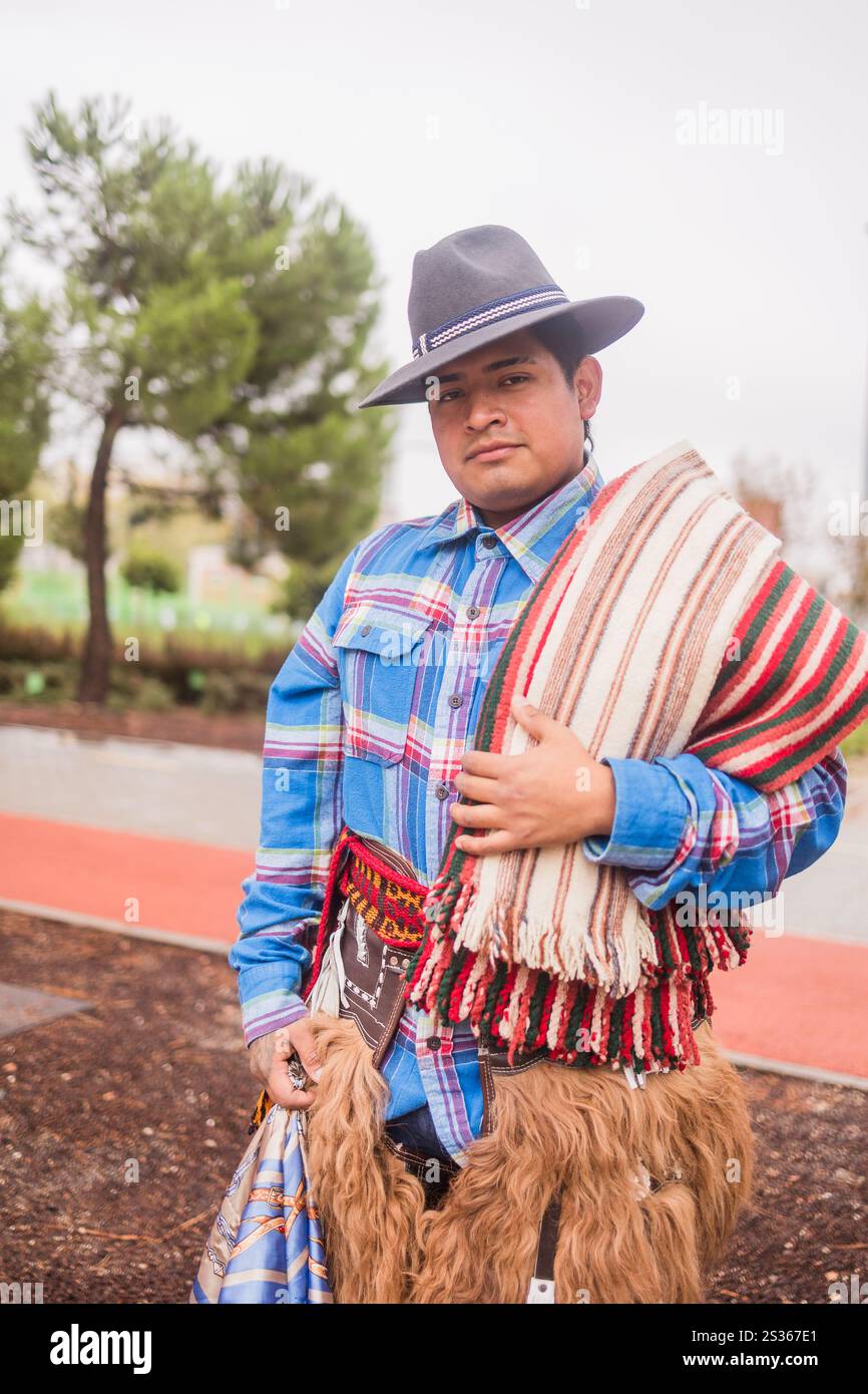 Chagra porte fièrement des vêtements traditionnels équatoriens et un chapeau, célébrant le jour de l'indépendance du pays Banque D'Images