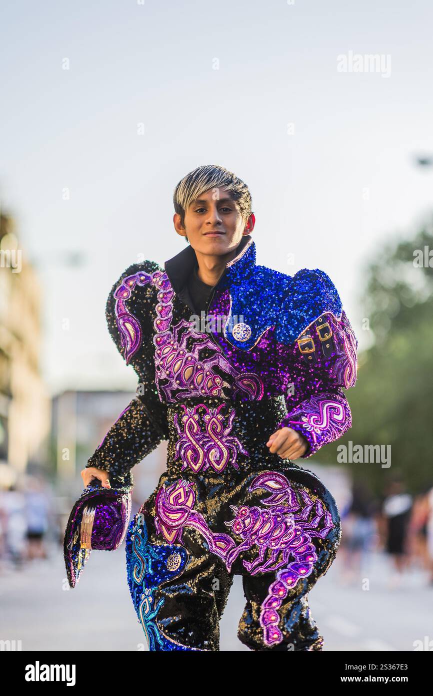 Un danseur vêtu d'un costume de scorpion vibrant participe à un défilé hispanique animé, mettant en valeur la fierté culturelle et la tradition Banque D'Images