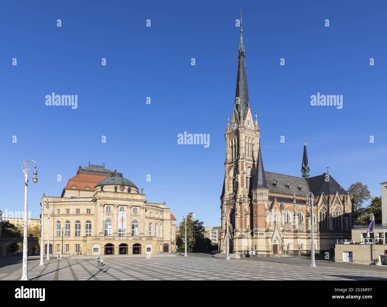 Opéra et église Saint-Pierre sur la place du Théâtre à Chemnitz, Saxe, Allemagne, Europe Banque D'Images