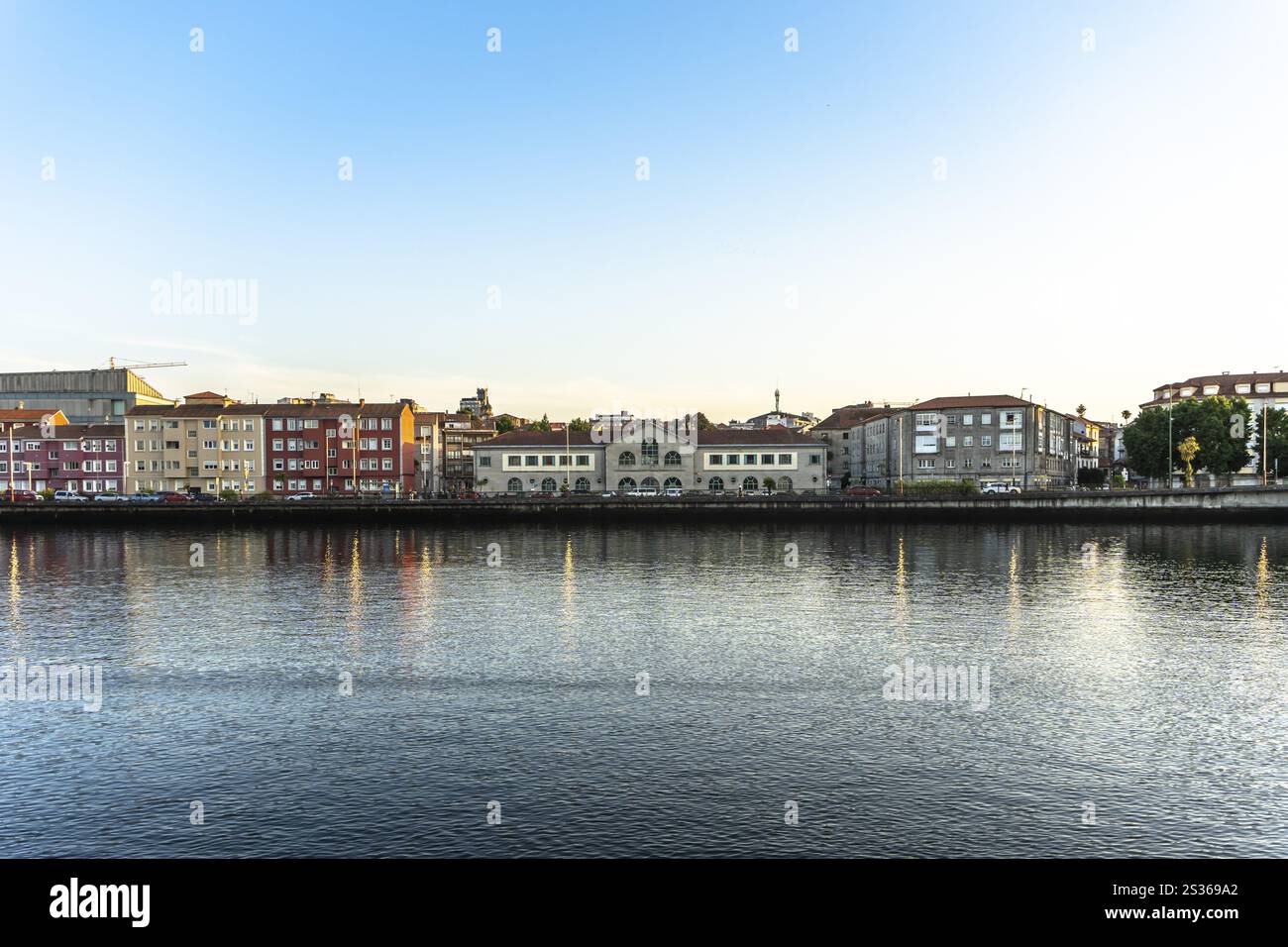 Belle vue de paysage par Burgo Bridge sur la rivière Lerez à Pontevedra, Galice, Espagne, Europe Banque D'Images