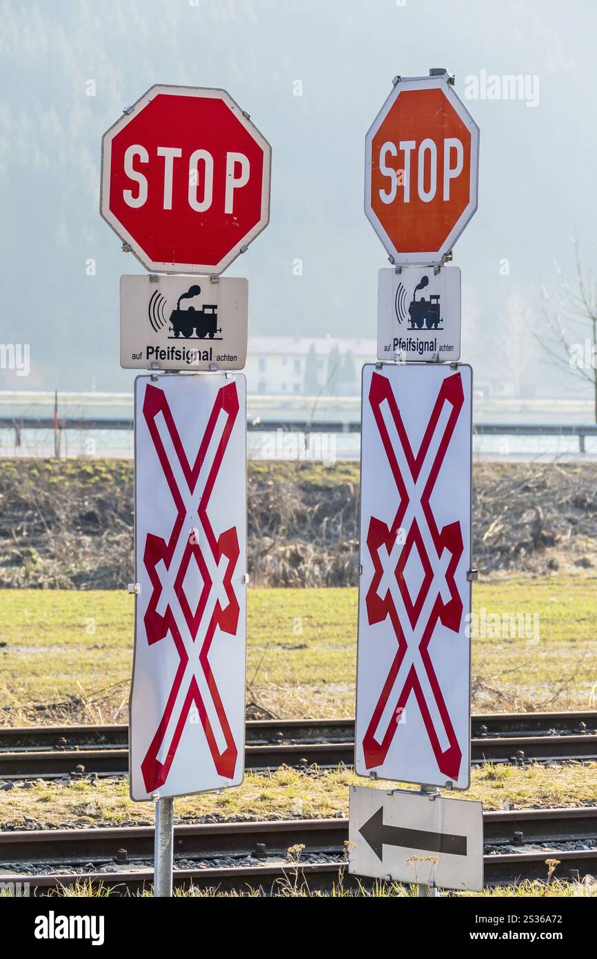 Panneaux stop signal de sifflet de passage à niveau, symbole pour le trafic ferroviaire, danger, sécurité Autriche Banque D'Images