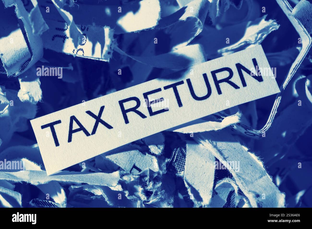 Papier déchiqueté avec le mot-clé Déclaration d'impôt, photo symbolique pour la destruction des données, la protection des données et le droit fiscal Autriche Banque D'Images