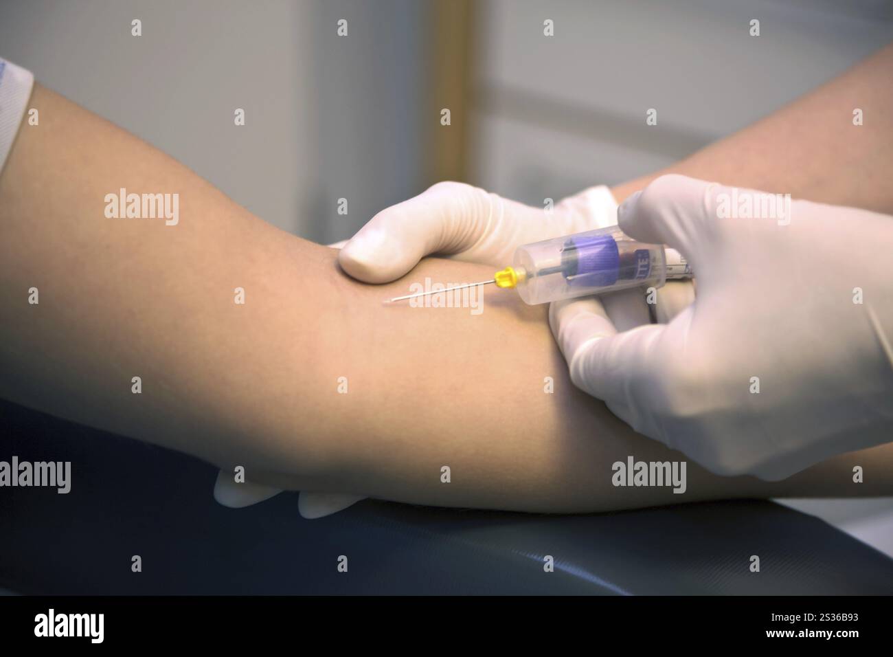 Le médecin prélève du sang d'un patient Banque D'Images