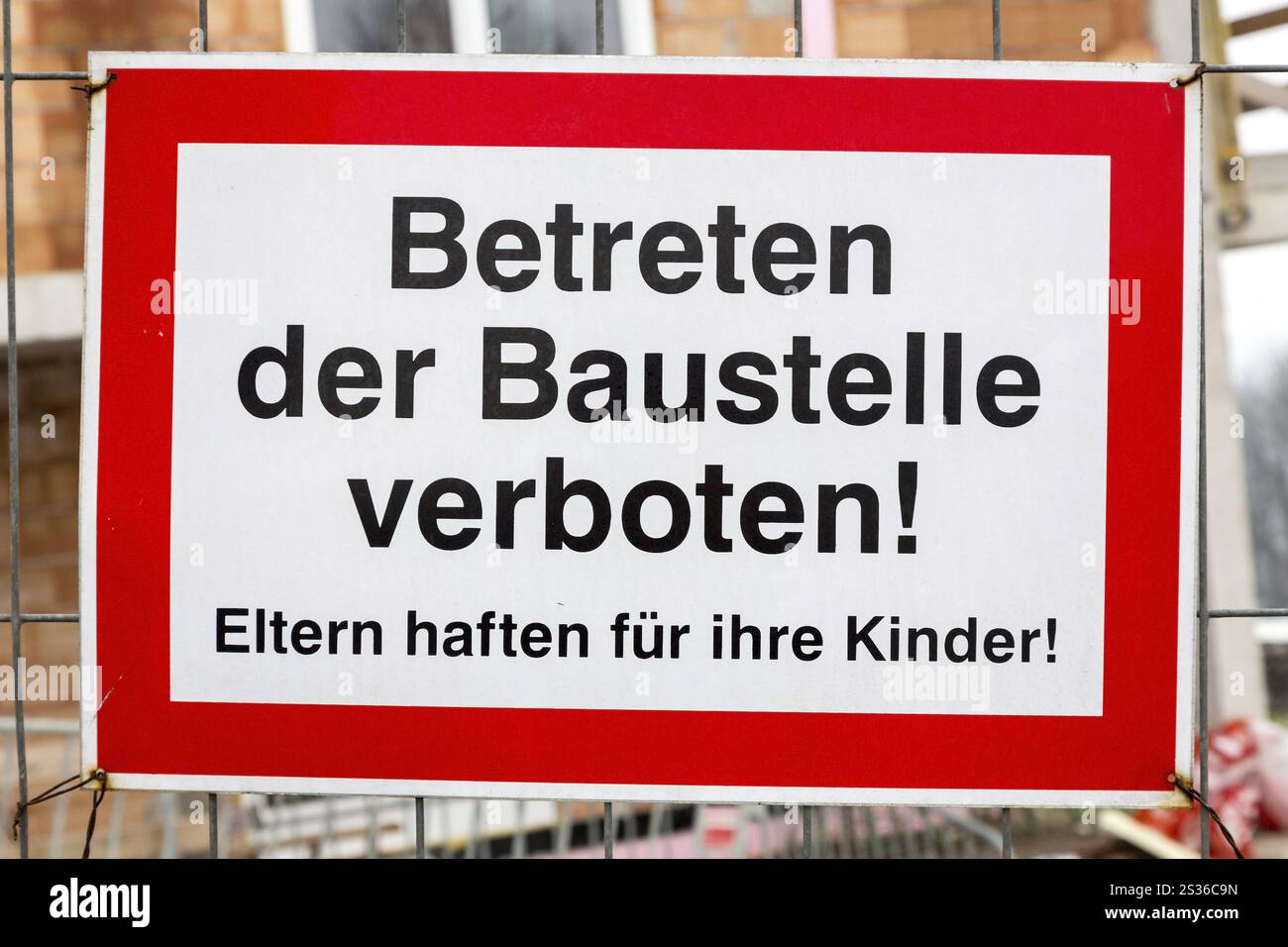 Chantier de construction, panneau, interdiction d'intrusion, symbole photo pour les interdictions, sécurité routière et droit de la responsabilité Banque D'Images