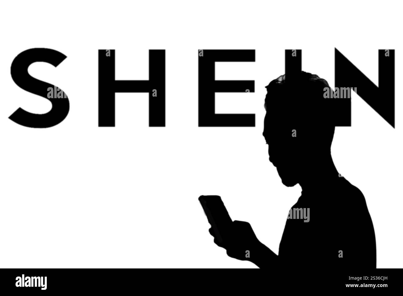 Smartphone avec site Web de la société de commerce électronique de mode Shein devant le logo de l'entreprise. Concentrez-vous sur le coin supérieur gauche de l'écran du téléphone Banque D'Images