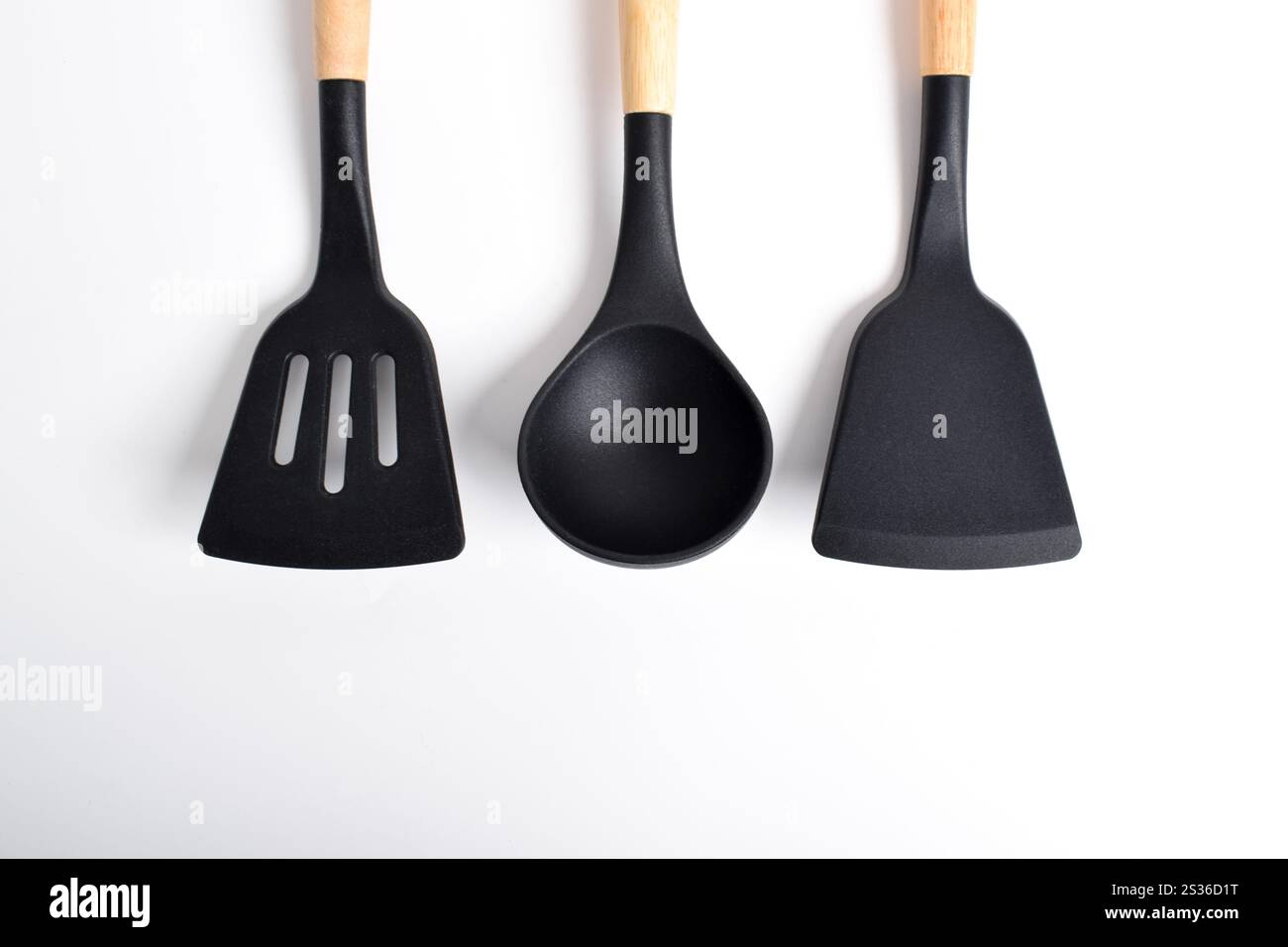 Ustensiles de cuisine en silicone avec manche en bois isolé sur fond blanc. Ensembles d'ustensiles de cuisine. vue de dessus, pose à plat. Banque D'Images