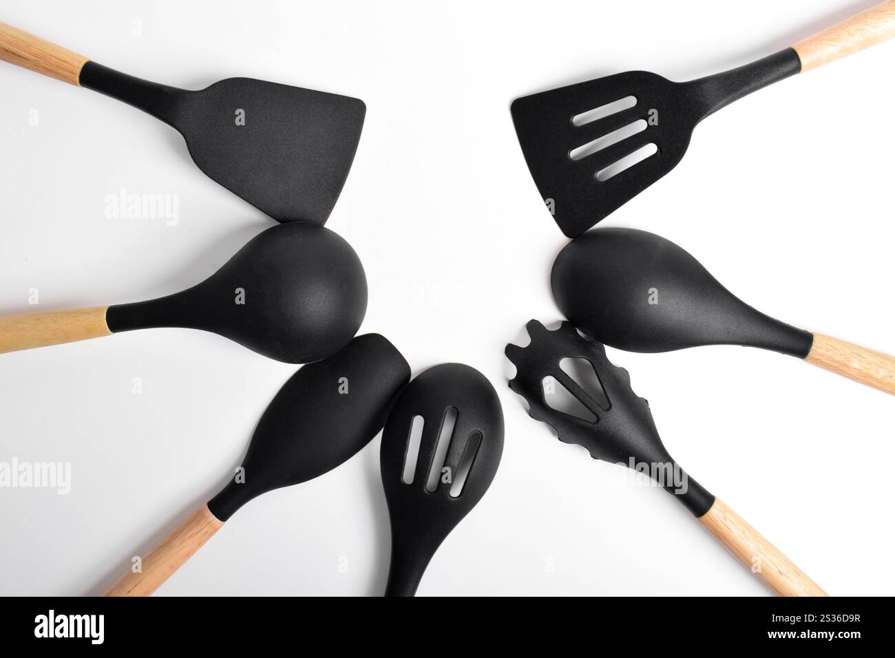 Ustensiles de cuisine en silicone avec manche en bois isolé sur fond blanc. Ensembles d'ustensiles de cuisine. vue de dessus, pose à plat. Banque D'Images