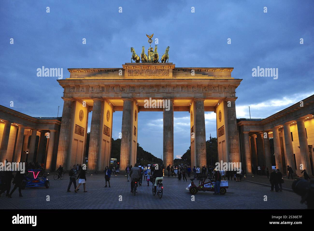 Brandneurger Tor Berlin dans la soirée Banque D'Images