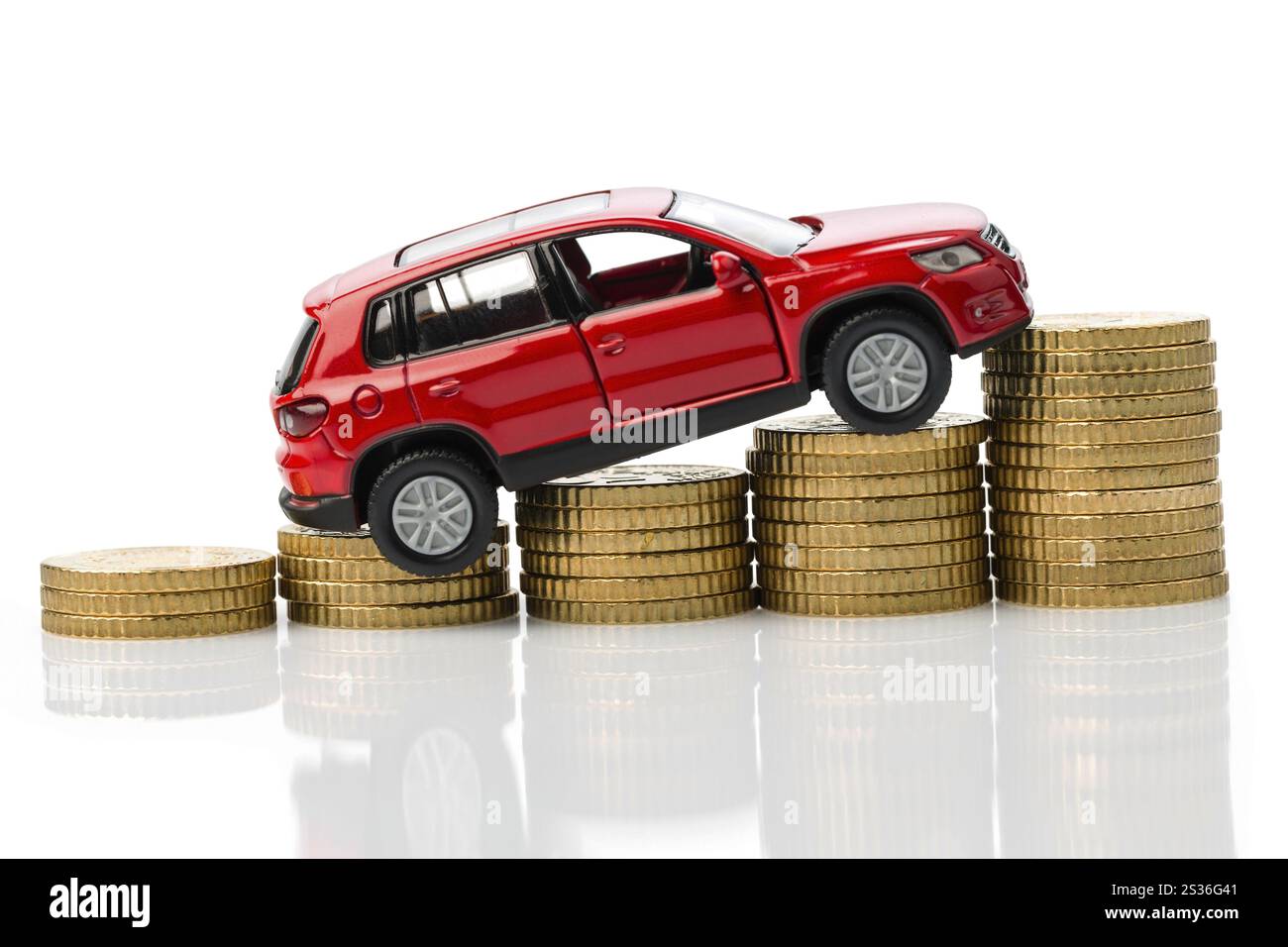 Voiture sur une pile de pièces de monnaie Banque D'Images