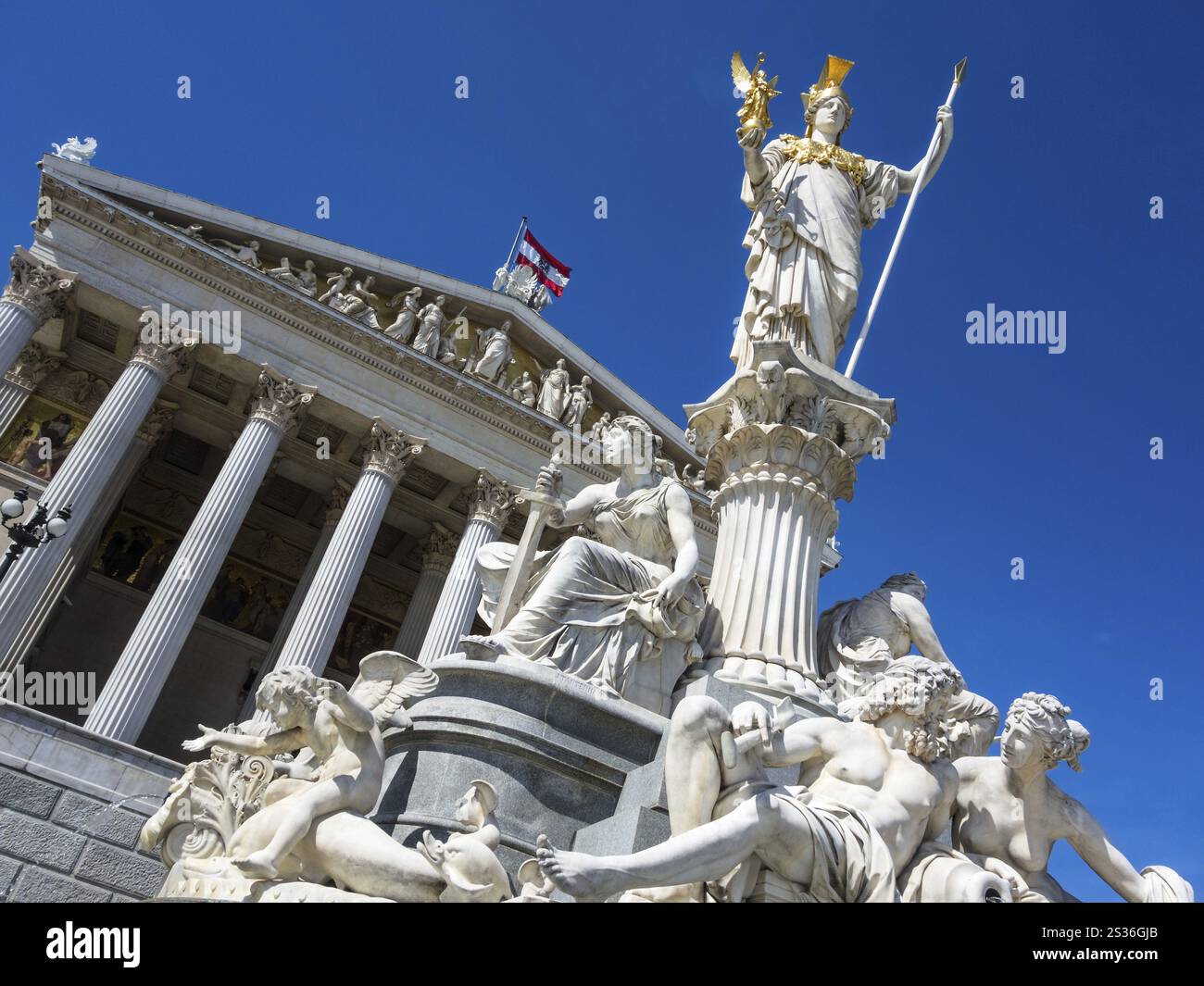 Le parlement à Vienne, Autriche. Avec la statue de Pallas Athéna, la déesse grecque de la sagesse. Autriche Banque D'Images