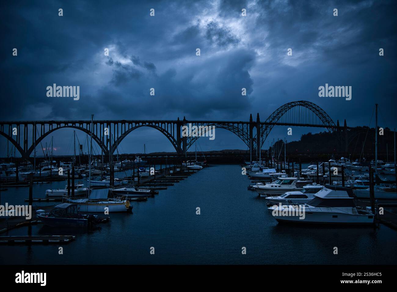 Pont de la baie de Yaquina au crépuscule à Newport Oregon Banque D'Images
