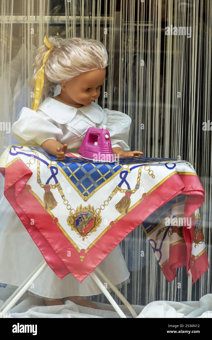 Nettoyage à sec de vitrine, symbole pour l'ancienne, l'arrêt, image de la femme Autriche Banque D'Images