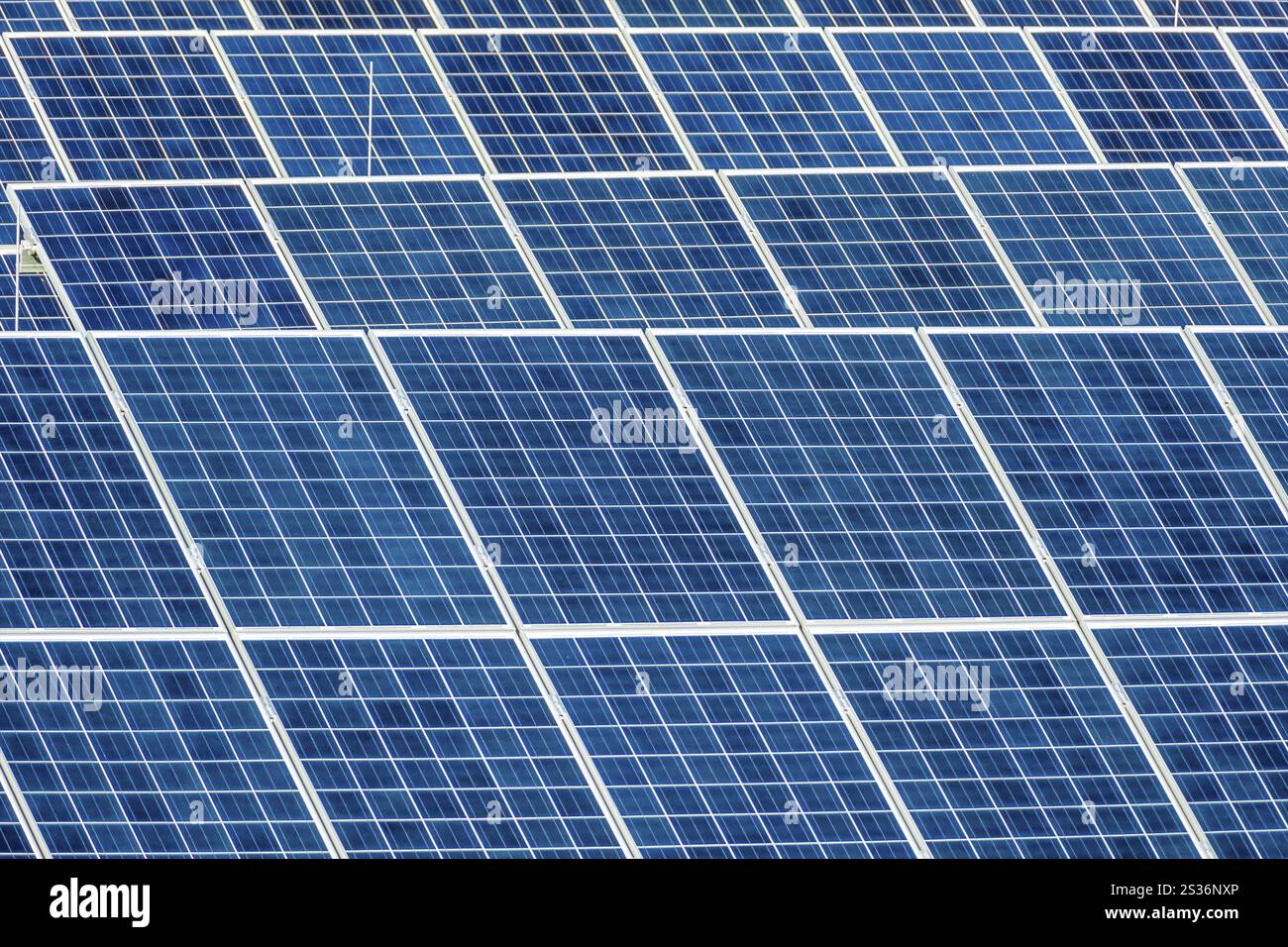 Panneaux d'une centrale solaire. L'énergie solaire est durable et respectueuse de l'environnement. Autriche Banque D'Images