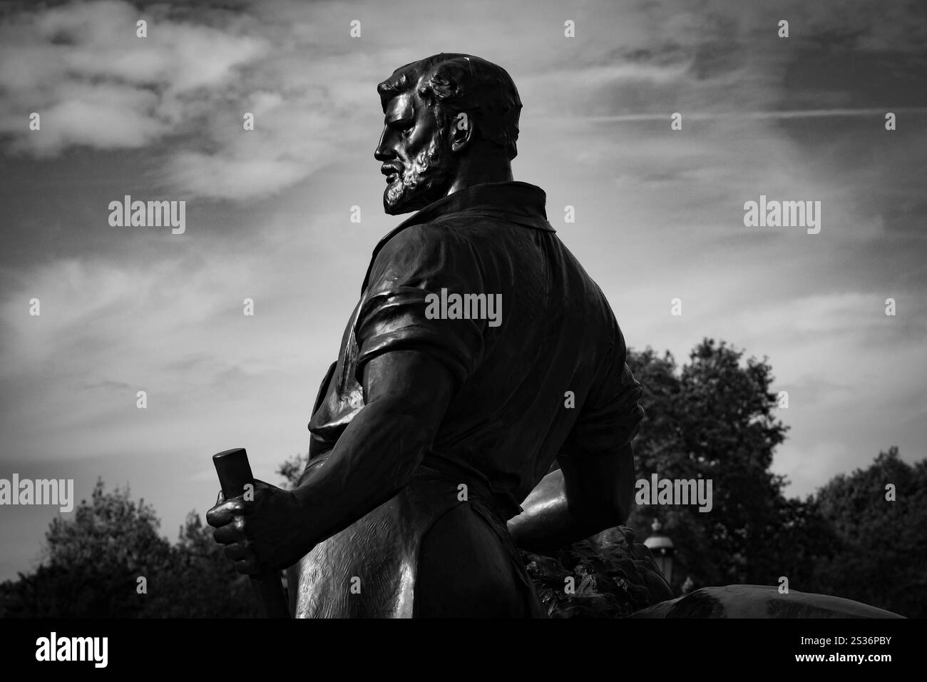 La statue d'un homme fait partie du mémorial de la Reine Victoria, sur la place devant le palais de Buckingham à Londres. Banque D'Images